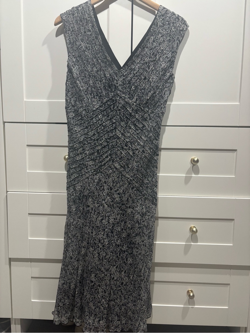 Sleeveless V-Neck Black & White 100% silk dress